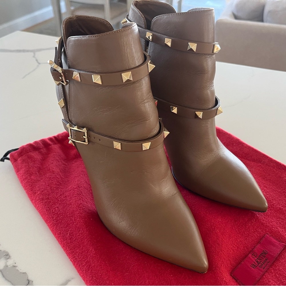 Valentino Garavani Rockstud Ankle Heeled Boots Cognac Booties Size 39.5 - Picture 9 of 14